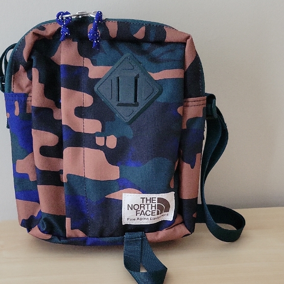 THE NORTH FACE Berkeley crossbody bag Camo Print - Picture 1 of 5